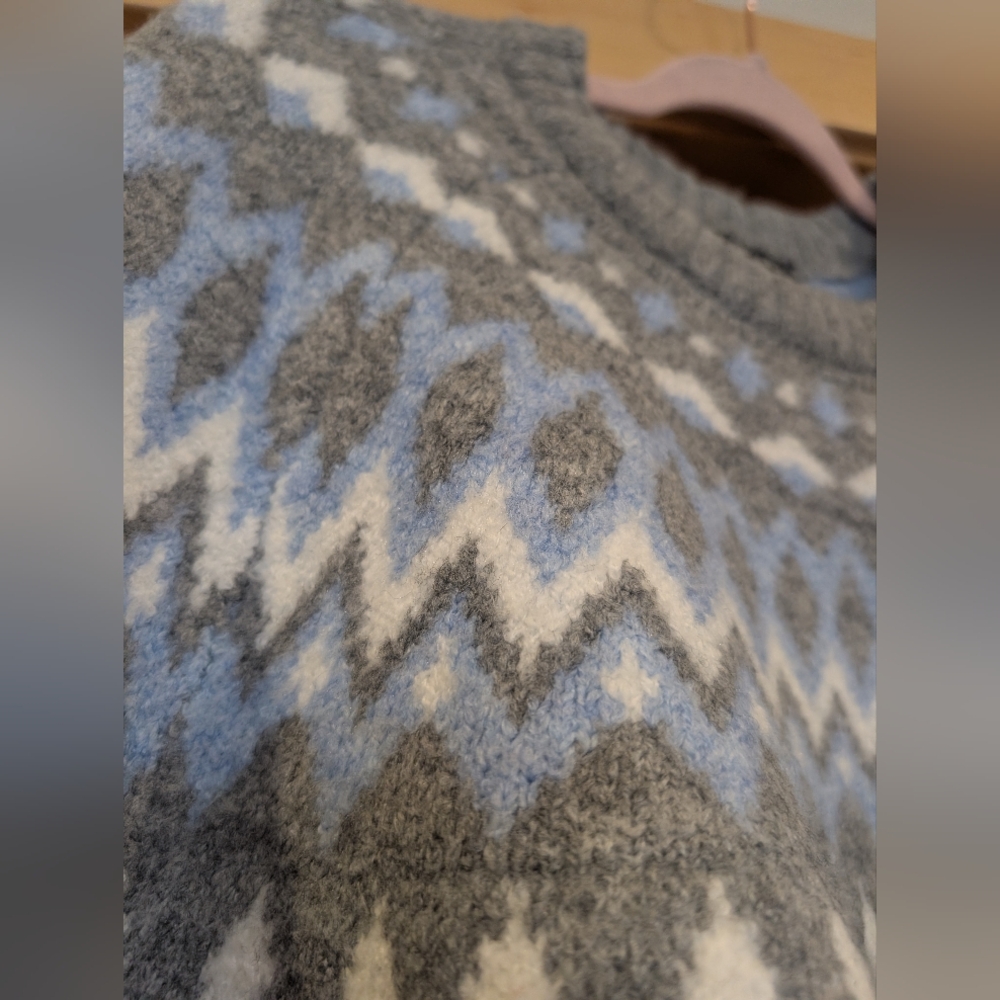 Cozy Gray Patterned Women's Sweater - Picture 5 of 7